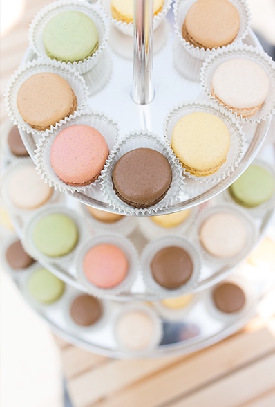 Macarons op een etagère voor een babyborrel