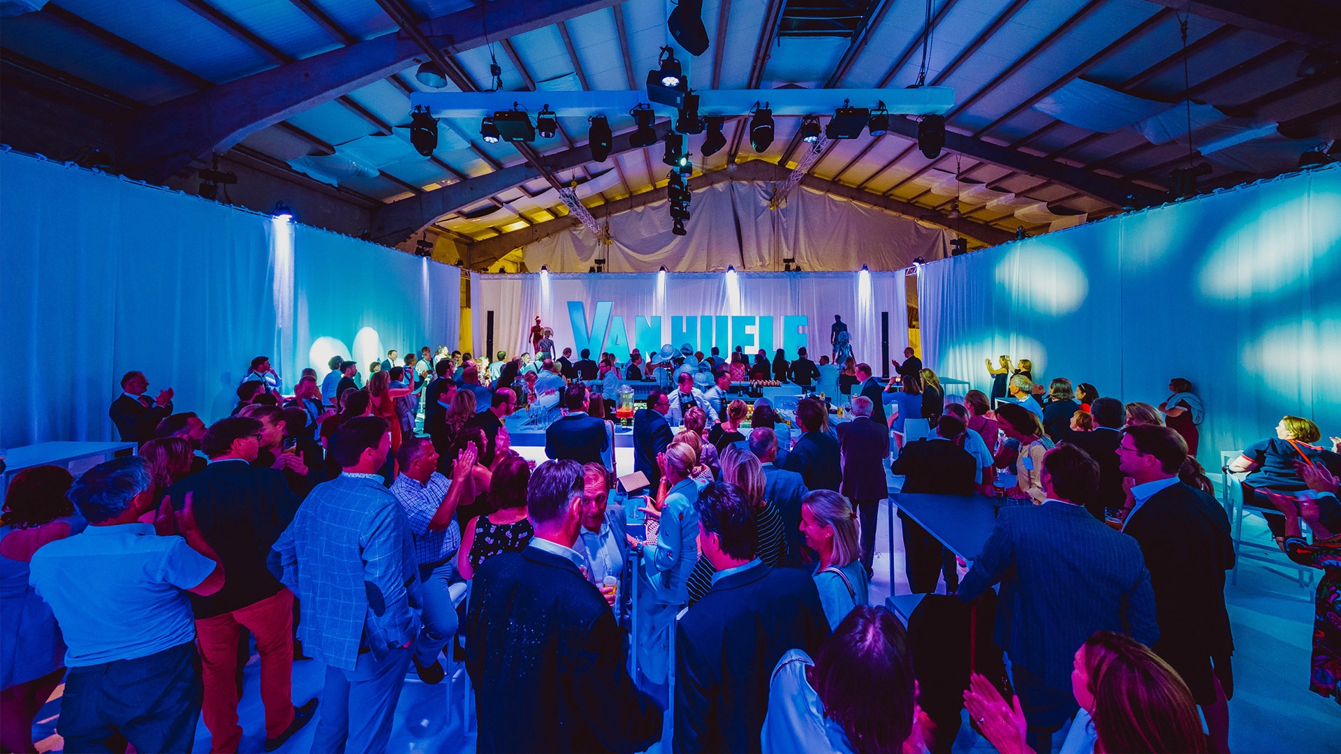 Buffet-bediening op een bedrijfsevent, gecaterd door Taverlani