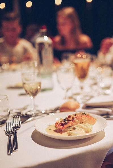 Buffet met bediening tijdens een eetfestijn