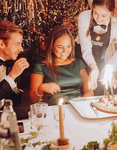 Een taart met sterretjes wordt aangereikt op een privéfeest
