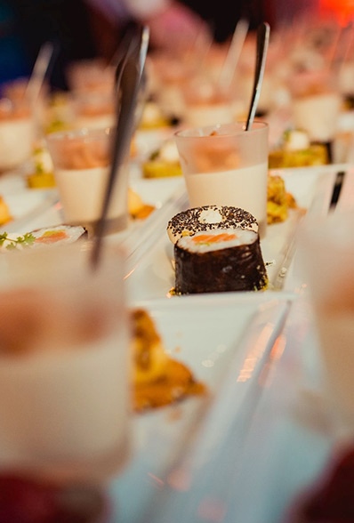 Hapjes-glaasjes en sushi voor een walking dinner