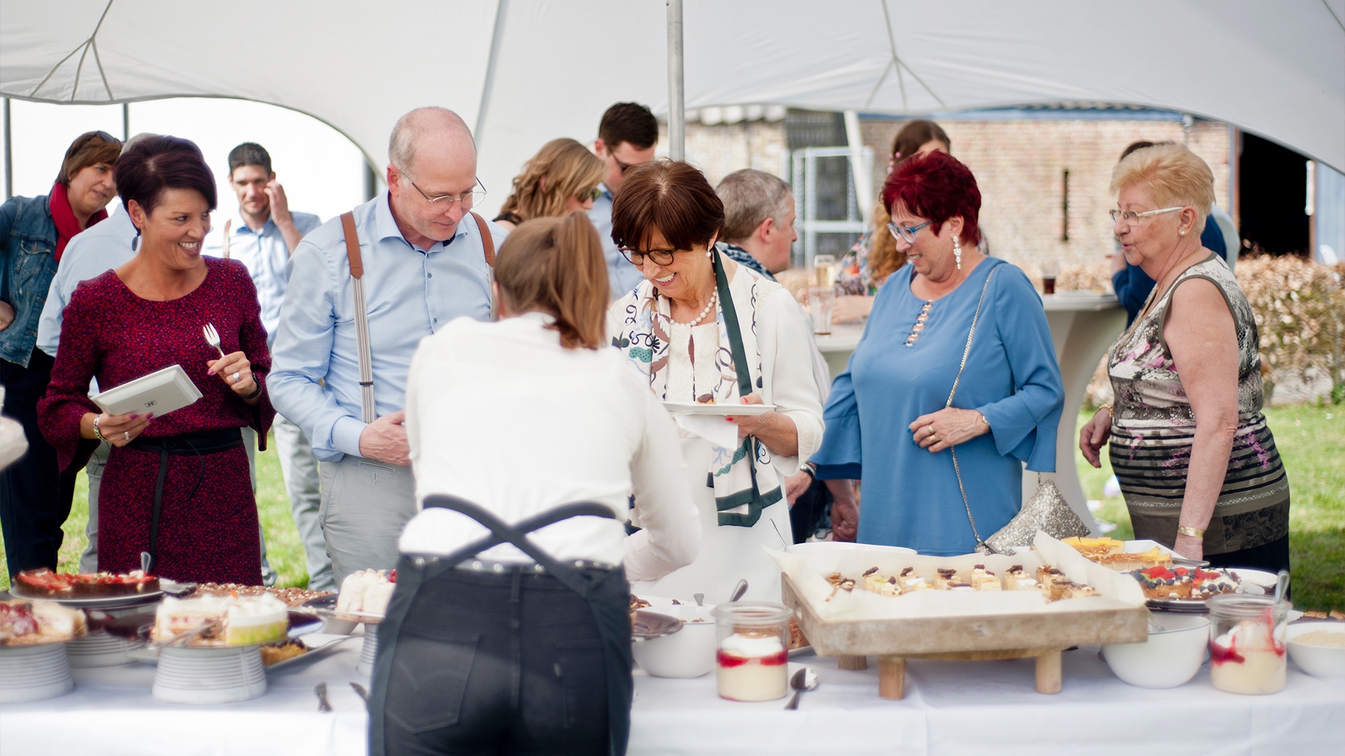 Uitgebreid dessertbuffet onder een feesttent