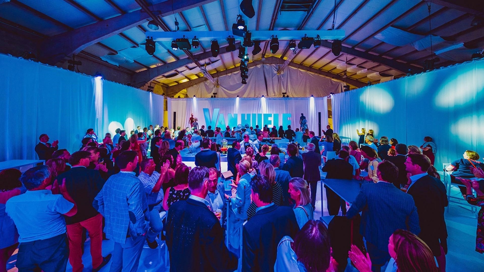 Groot bedrijfsevent in een feestzaal, gecaterd door Taverlani