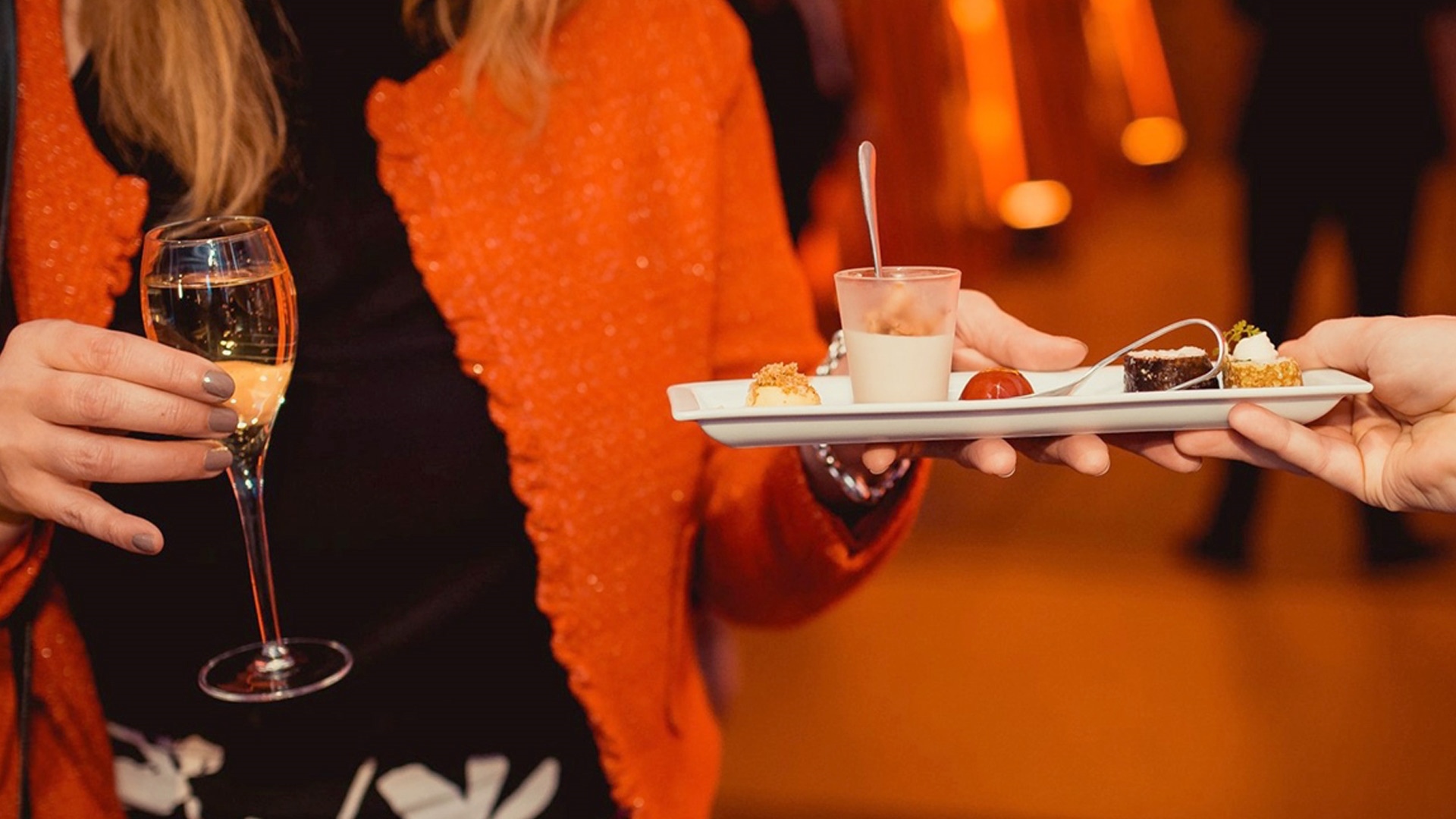 Ober reikt een hapjesplateau aan tijdens een receptie