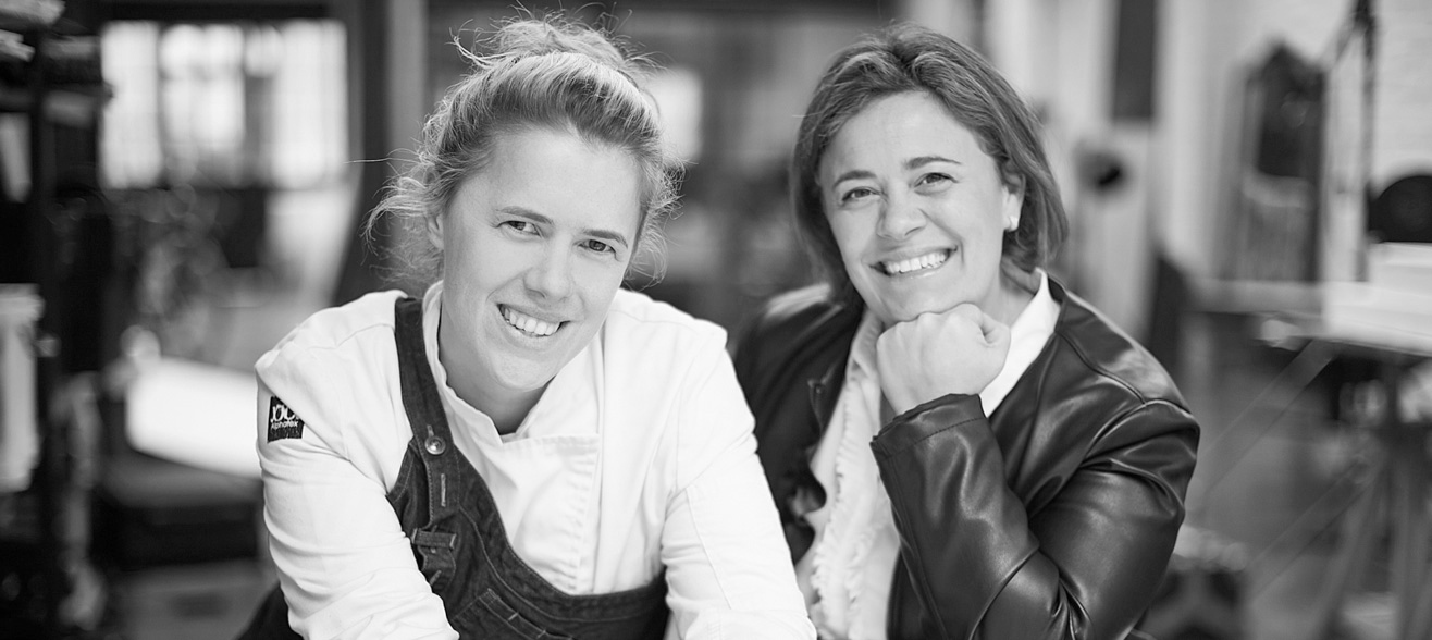 Zwart-witportret van de zussen Evi en Delphine Lanckriet, zaakvoersters van Taverlani